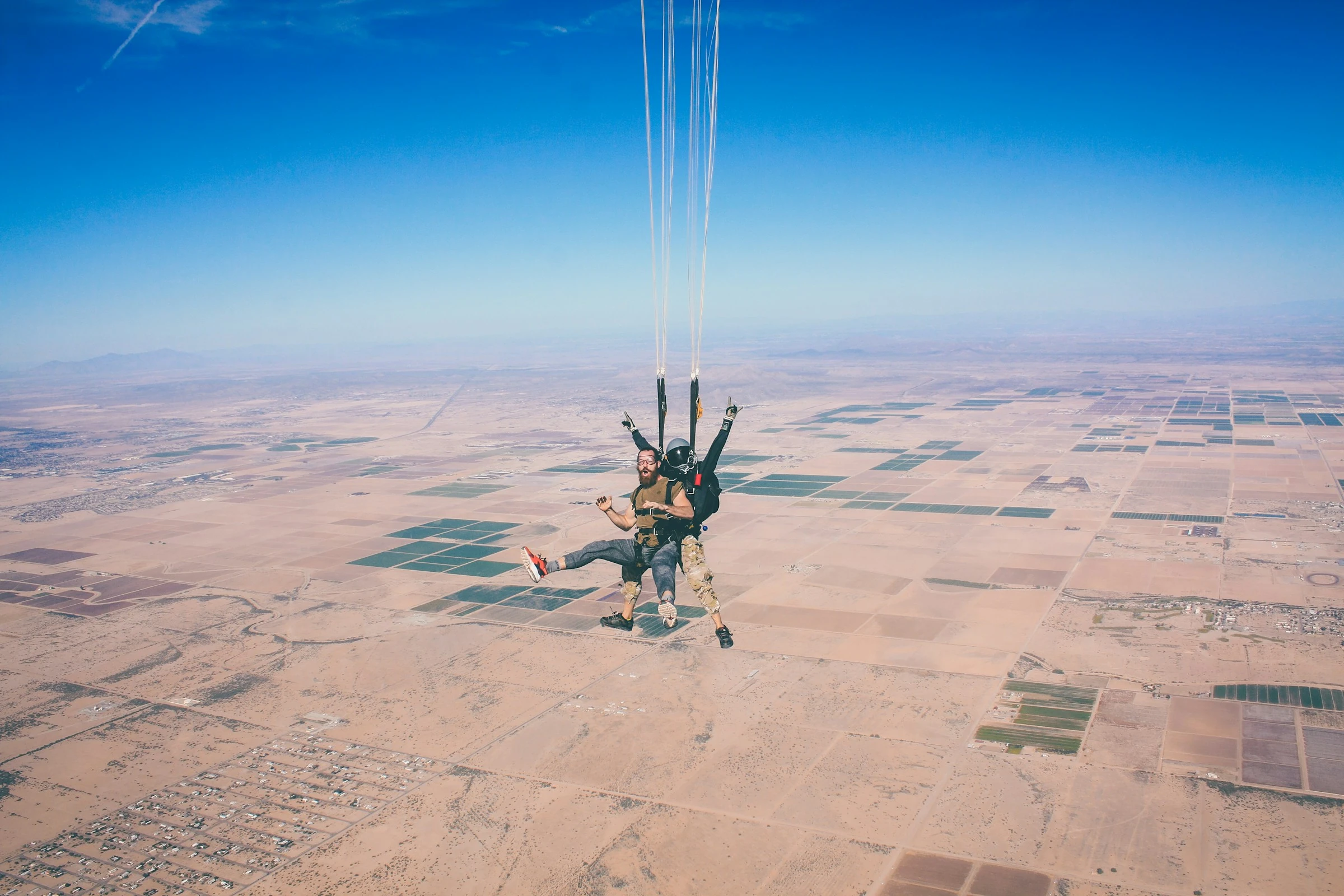 Exit aus dem Flugzeug — Moment mit Buddies teilen
