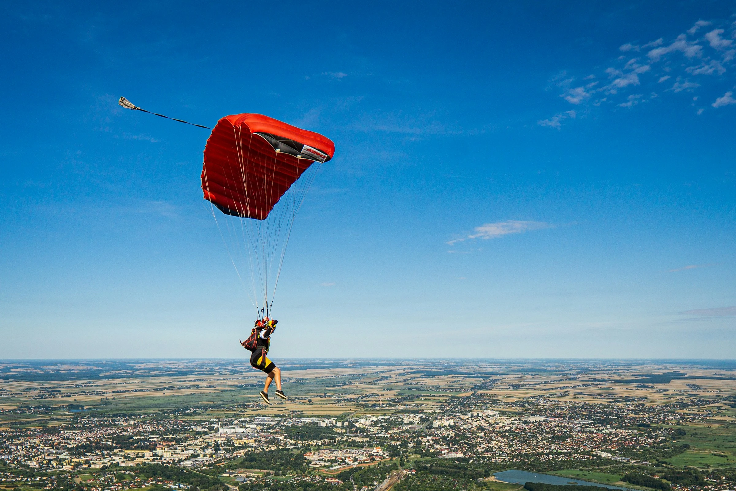 Roter Fallschirm