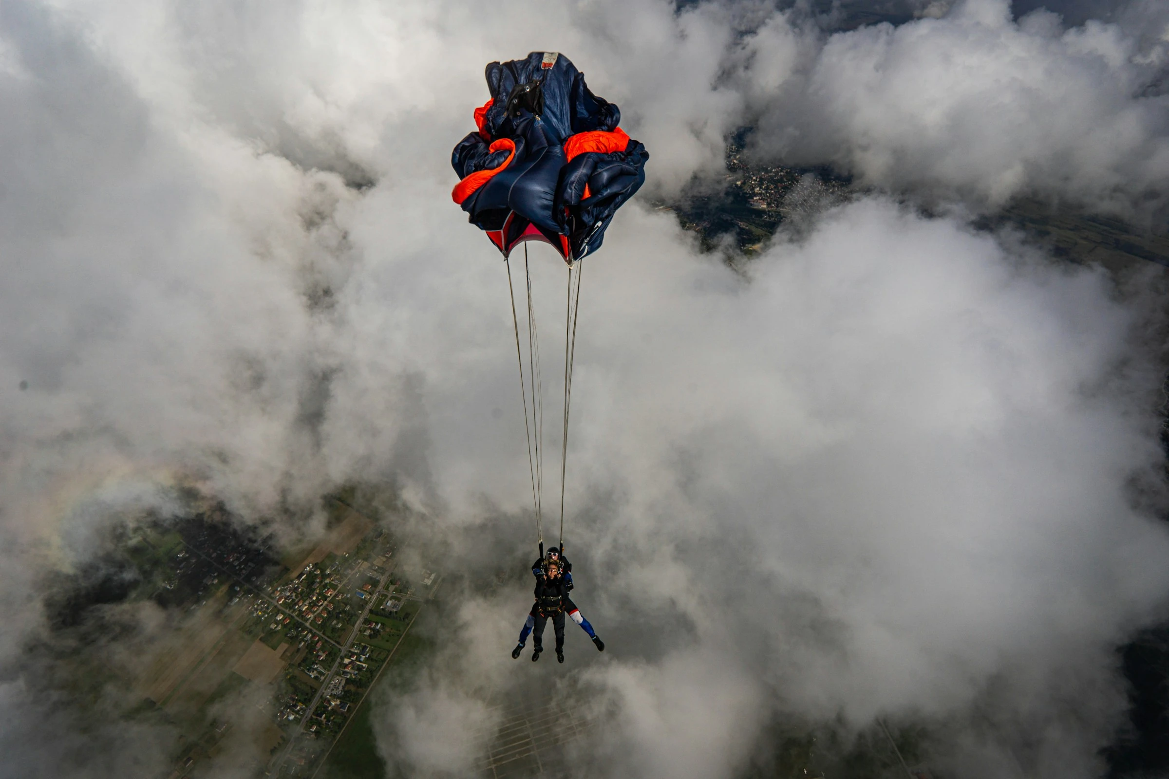 Tandem-Fallschirmsprung mit Instructor über dem Meer